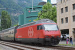 Re 460 102-7 verlässt den Bahnhof Interlaken West.