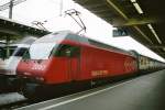 Die Re 460 044-1 Zugerland, am 8.12.03, im Bahnhof Zrich