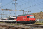 Re 460 008-6 durchfährt den Bahnhof Pratteln.