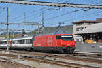 Re 460 023-5 durchfährt den Bahnhof Sissach.