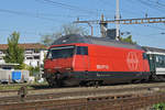 Re 460 093-8 durchfährt den Bahnhof Pratteln.