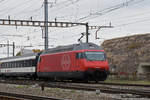 Re 460 056-5 durchfährt den Bahnhof Pratteln.