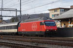 Re 460 112-6 durchfährt den Bahnhof Sissach.