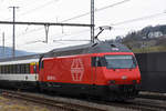 Re 460 095-3 durchfährt den Bahnhof Gelterkinden.