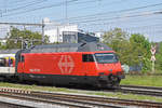 Re 460 013-6 durchfährt den Bahnhof Pratteln.