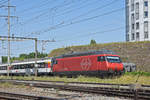 Re 460 030-0 durchfährt den Bahnhof Pratteln.