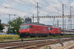 Doppeltraktion, mit den Re 460 107-6 und 460 050-8, durchfährt den Bahnhof Pratteln.