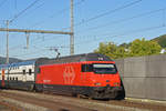 Re 460 070-6 durchfährt den Bahnhof Gelterkinden.