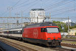 Re 460 042-5 durchfährt den Bahnhof Pratteln.