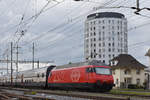 Re 460 087-0 durchfährt den Bahnhof Pratteln.