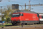 Re 460 040-9 durchfährt den Bahnhof Pratteln.