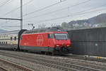 Re 460 034-2 durchfährt den Bahnhof Gelterkinden.