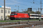 Re 460 103-5 durchfährt den Bahnhof Pratteln.