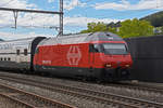 Re 460 053-2 durchfährt den Bahnhof Gelterkinden.