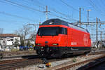 Re 460 115-9 durchfährt nach dem Refit solo den Bahnhof Pratteln.