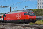 Re 460 074 -8 durchfährt den Bahnhof Pratteln.