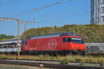 Re 460 052-4 durchfährt den Bahnhof Pratteln.