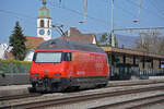 Re 460 055-7 durchfährt solo den Bahnhof Rupperswil.