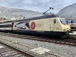 SBB Re 460 019 mit der Werbung 175 Jahre Schweizer Bahnen am 2.4.22 im Bahnhof Brig.