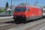 Re 460 047-4 durchfährt am 12.08.2024 den Bahnhof Rupperswil.