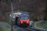 Wegen Bauarbeiten bei Tecknau war der Hauensteinbasistunnel am 01.12.2024 gesperrt. Einige Züge wurden über die alte Strecke vie Läufelfingen umgeleitet. Hier verlässt eine Komposition mit EW IV und Re 460 den Tunnel bei Trimbach.