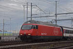 Re 460 111-8 durchfährt am 06.01.2025 den Bahnhof Muttenz.