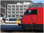 Re 460 Lwenberg trifft NPZ vor dem Neubau Alex in Chur am letzten schnen Herbsttag. Lwenberg ist die Ausbildungssttte der SBB bei Murten. (24.09.2007)