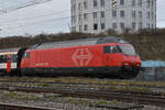 Re 460 114-2 durchfährt am 10.01.2025 den Bahnhof Pratteln.