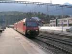 Lok 460 064-7 durchfhrt mit einer weiteren Lok gleicher Bauart den Bahnhof von Brig.