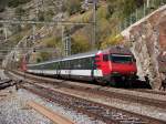 Einer der wohl letzten noch grnen EW IV Pendel mit Re 460 104 bei der Durchfahrt in Lalden am 16.10.2007