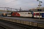 Re 460 012-8 mit dem IC 829 bei der Einfahrt in Zrich Hauptbahnhof, am 28.12.07.