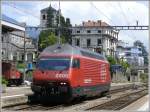 Re 460 047-4 bernimmt einen IR nach Zrich HB in Locarno.