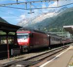 Re 460 037 vor dem EC 173 (Schaffhausen-Venedig) auf der Durchfahrt im Bahnhof Airolo.