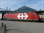 Eine hssliche Lok vor einem schnen Berg! Die Re 460 016-9 im neuen (Versuchs-)Design steht im Bahnhof von Spiez vor der Kulisse des Niesen am 01.08.08.