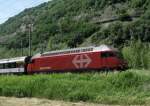 Vom Grn getragen: Re 460 032 mit IR Genf-Flughafen-Brig kurz vor ihrem Ziel bei Brigerbad am 05.07.2009