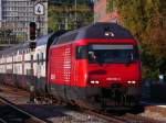 Re 4/4 460 000-3 bei der Einfahrt mit Abendsonne in Bhf Winterthur  am 29.08.09.