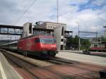 Die Re 460 039-1 ''Rochers-de-Naye'' fuhr am 9.7.05 mit dem IC 867 in Spiez ab.