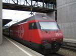 Am 9.7.05 stand die Re 460 051-6 ''Staffelegg'' mit dem IC 825 nach Romanshorn in Spiez.