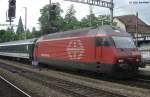 Re 460 098 am 30.07.2005 mit einem IC nach Basel in Liestal.