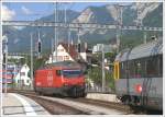 Re 460 036-7 bernimmt in Chur den IR 1786 mit einem ehemaligen Cisalpino-Wagen.