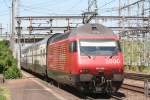 460 039 am 16.07.10 in Muttenz mit Doppelstockpendelzug als IR Zrich Flughafen - Basel, als Steuerwagen dient ein EW4 Bt.