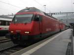 Doppeltraktion Re 460 (011+102) mit IR 1424 im Bahnhof Brig, 16.10.2010