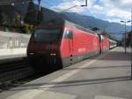 Doppeltratkion Re 460 (033 (vorne) und 082) mit IR 1422 bei Einfahrt im Bahnhof Montreux, 06.11.2010.