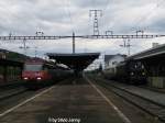 Alt und Neu in Stein-Sckingen am 12.8.06, links, Re 460 030 und rechts Ae 4/7 10997