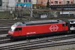 Re 460 103-5 fährt aus dem Bahnhof SBB in Basel.