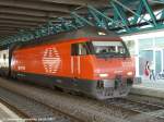 SBB Re 460 061-5 vor einem IC 2000 Pendel am 24.05.2003 in Winterthur