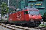 Re 460 067-2 fährt in den Bahnhof Interlaken West ein ein.