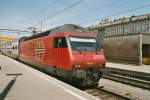 Die Re 460 017-7 fhrt am 11.6.03 im Zrcher HB ein