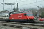 Re 460 045-8 durchfährt den Bahnhof Sissach.