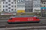 Re 460 034-2 fährt beim Bahnhof SBB ein und wird dort an einen Zug angekoppelt.